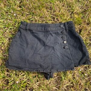 Urban outfitter black denim skort 

Brand:BDG

Size 28 or 6